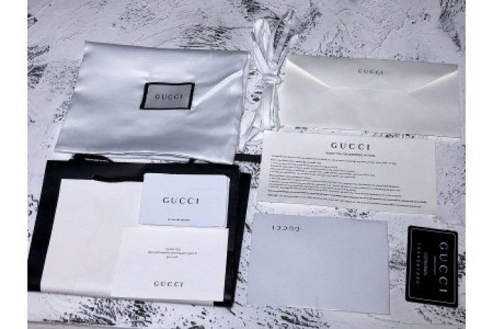 G*u*i ace embroidered low-top sneaker white with bee